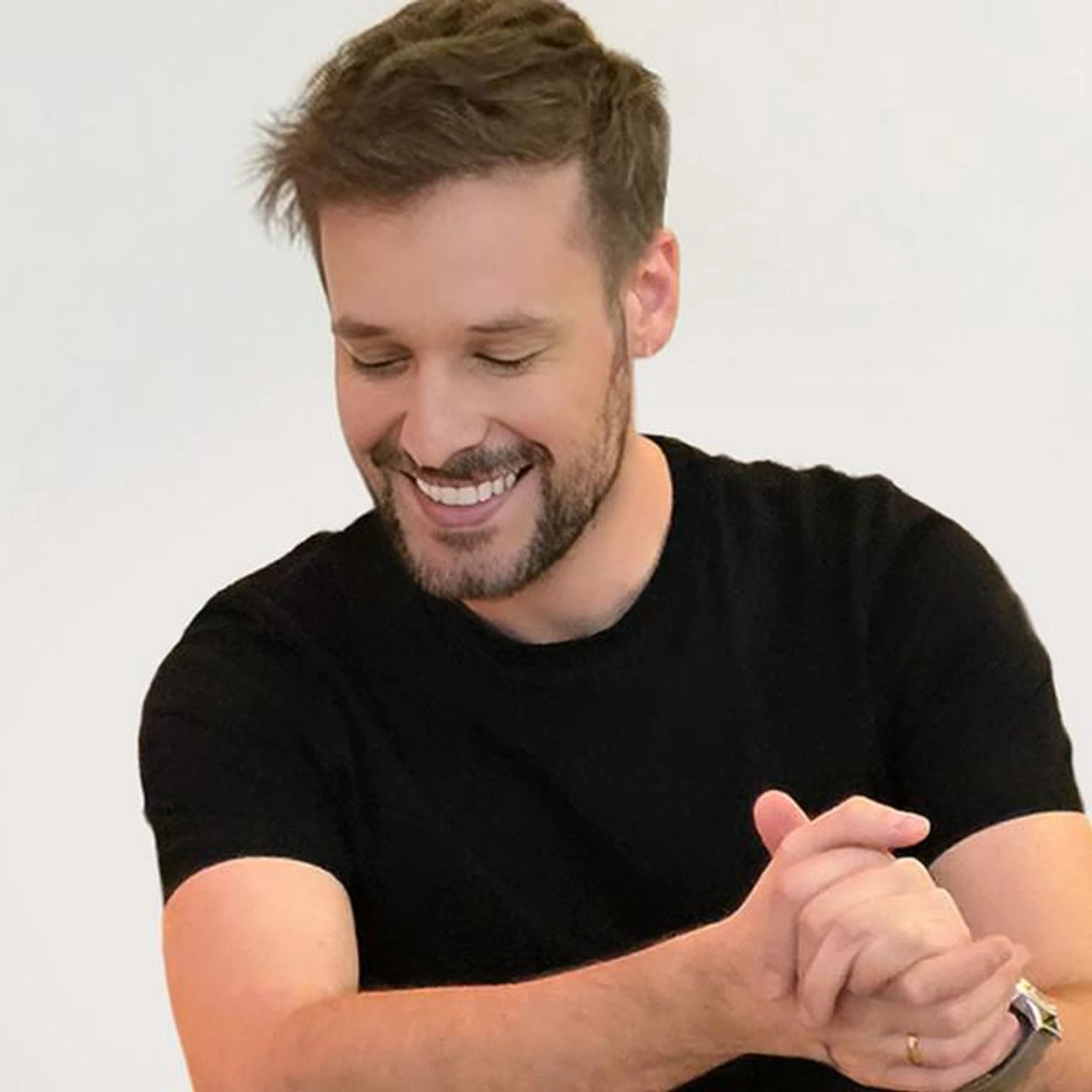 Élvio Santiago Brand Page