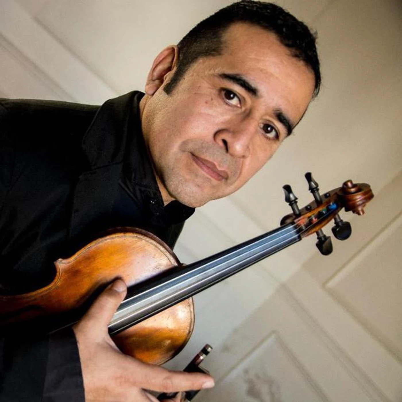 Néstor Garnica Brand Page